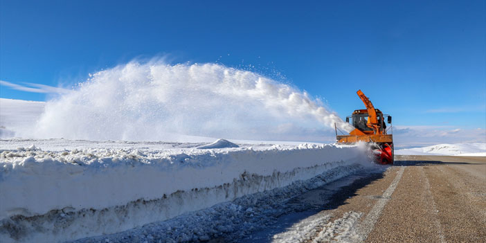 Yüksek rakımlı geçitleri açık tutmak için gece gündüz mesai yapıyorlar
