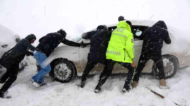 Yüksekova'da kar hayatı felç etti, 8 araç zincirleme kaza yaptı