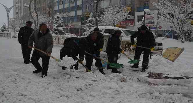 Hakkari'de karla mücadele sürüyor