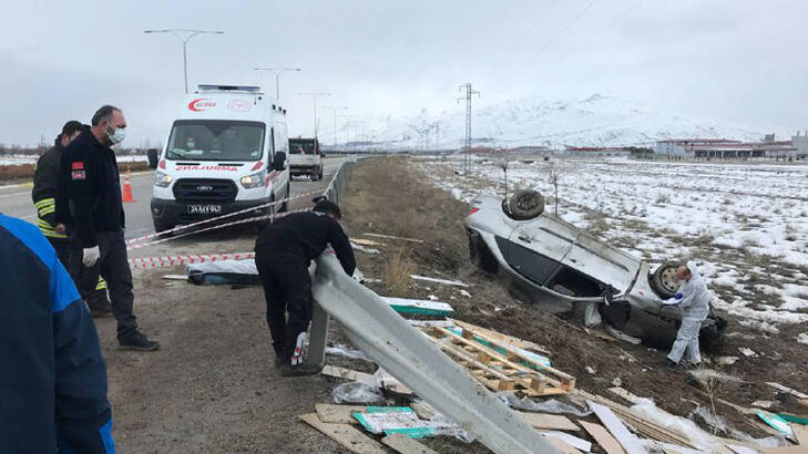 TIR ile otomobil çarpıştı: 2 ölü