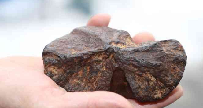 Hakkarili çiftçi elindeki taşın göktaşı olup olmadığını araştırıyor