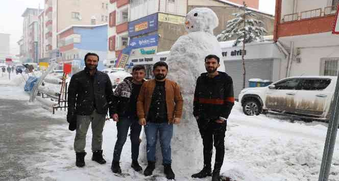 Hakkarili esnaftan 2 metrelik kardan adam