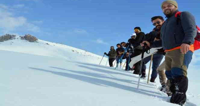 Karlı dağlarında 10 kilometrelik yürüyüş gerçekleştirdiler