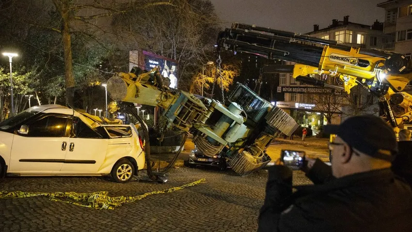 Tırda yüklü iş makinesi otomobillerin üzerine devrildi