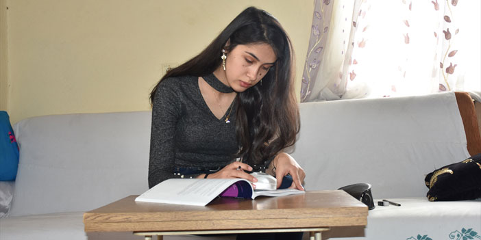 Mercekle ders çalışan Nazlıcan hayalini gerçekleştirmenin mutluluğunu yaşıyor