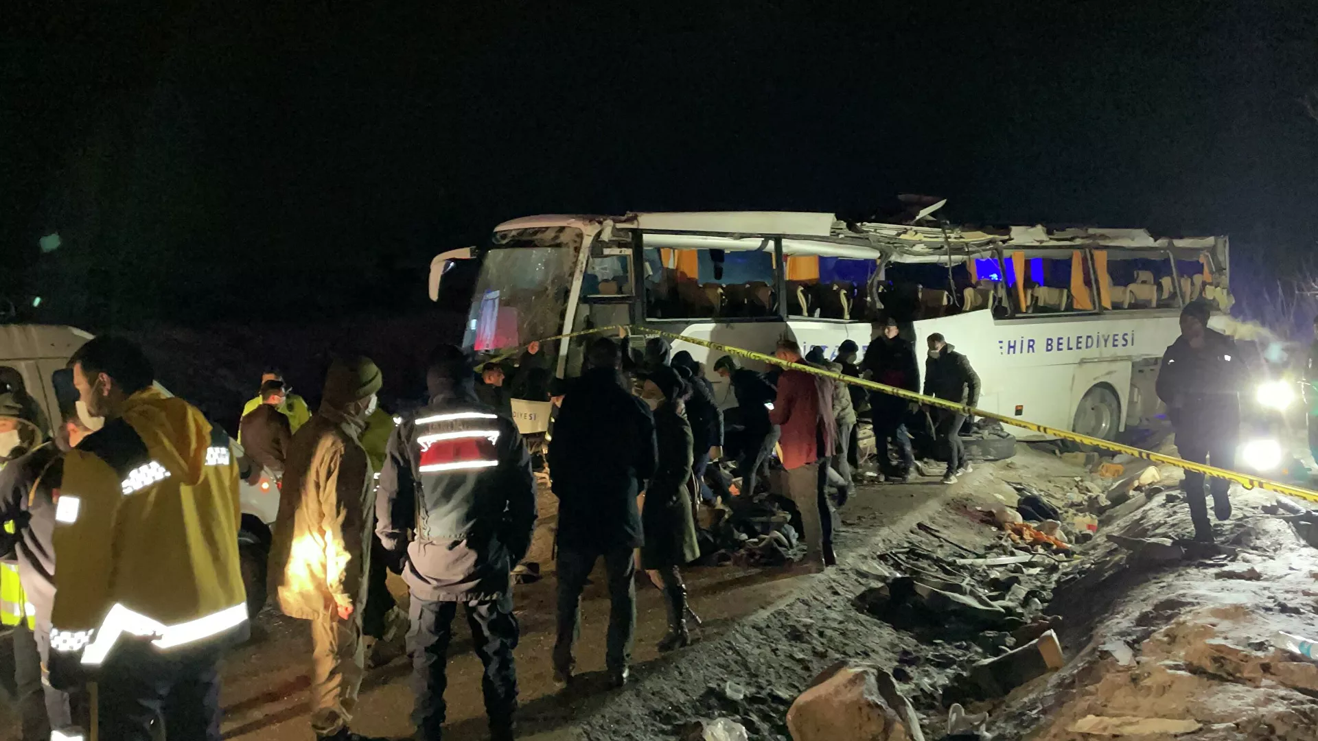 Otobüs devrildi: 2 kişi hayatını kaybetti, 27 yaralı