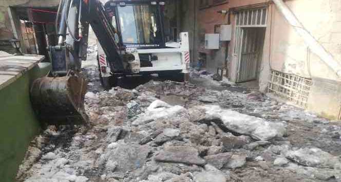 Hakkari Belediyesi buzla mücadele etti