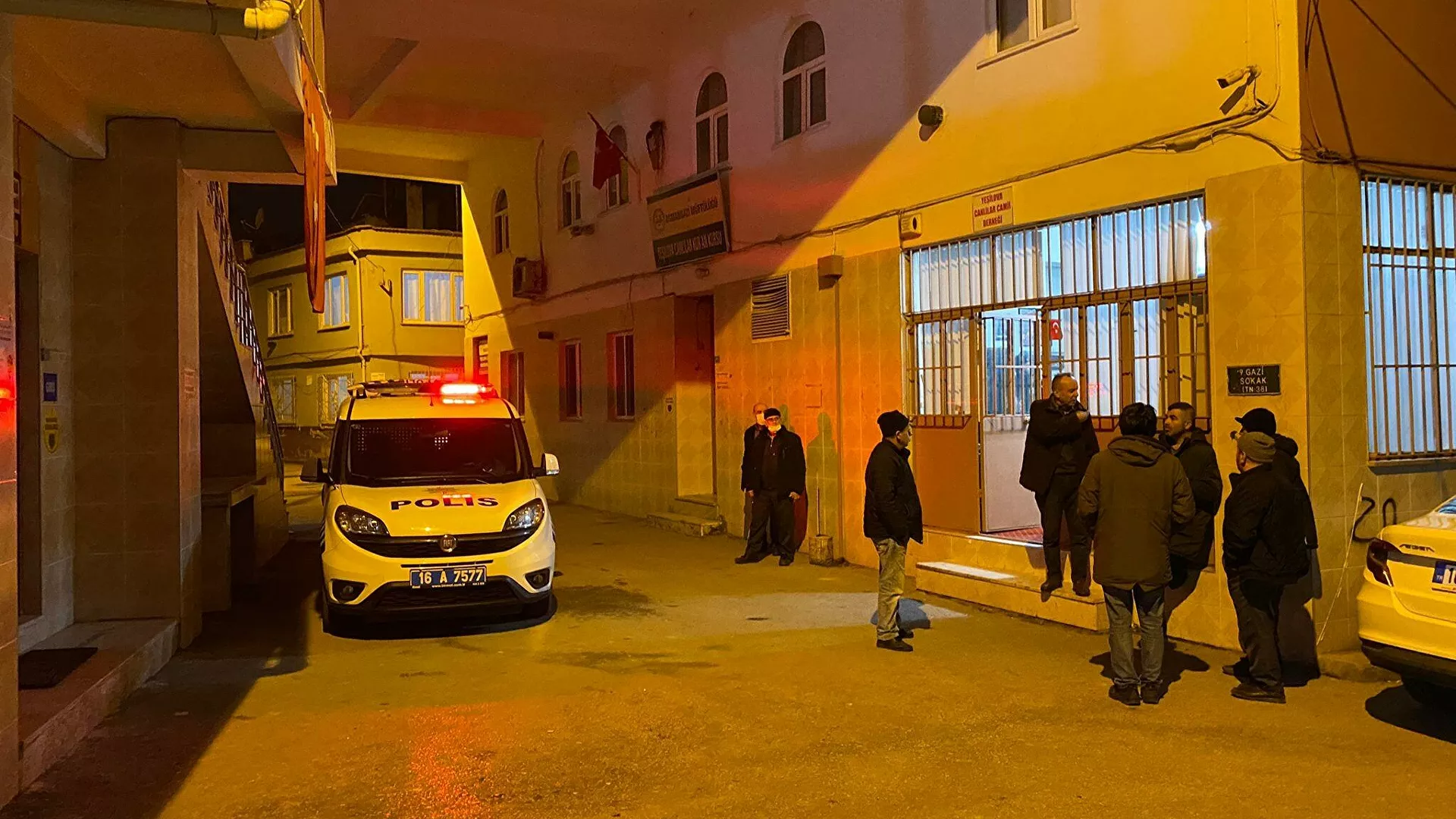 İmamı 3 yerinden bıçakladı