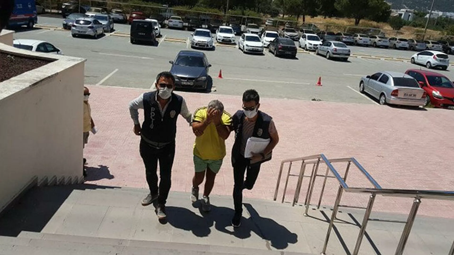 Taciz ettiği kadının babasına saldırdı