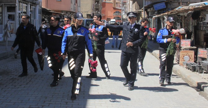 Hakkari'de Polis haftası'nı karanfil dağıtarak kutladılar