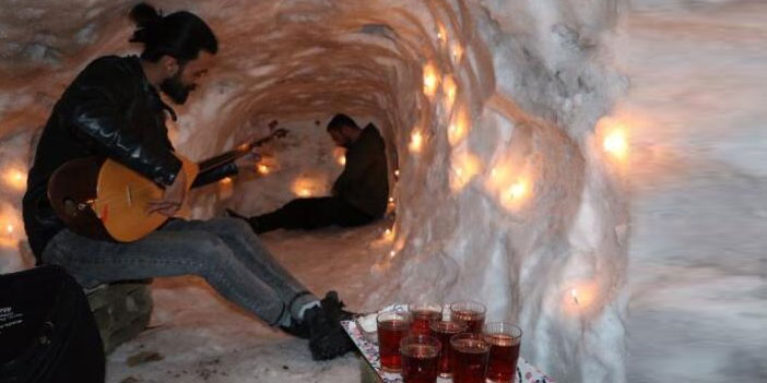 Kardan yaptıkları mağarada çay içip, şarkı söylediler