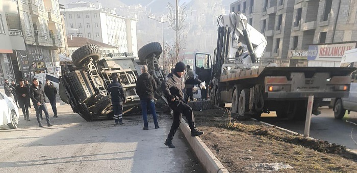 Hakkari Zırhlı polis aracı takla attı