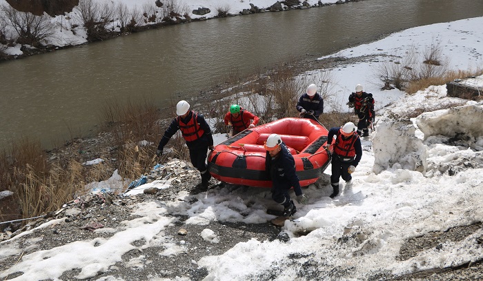 Zap vadisindeki elektrik arızasını, rafting botuyla gideriyorlar