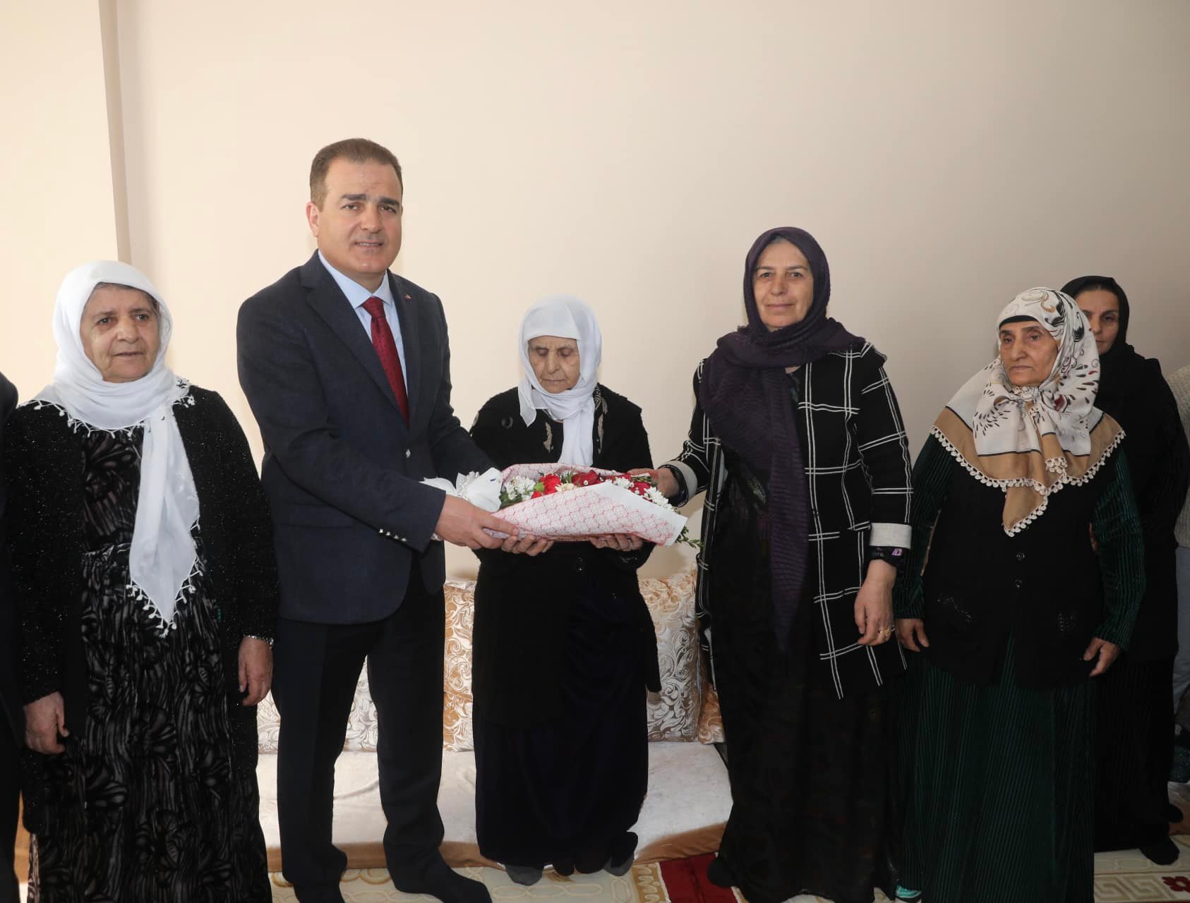 Vali Akbıyık, Yüksekova'da şehit aileleriyle kadın kooperatifi üyelerini ziyaret etti