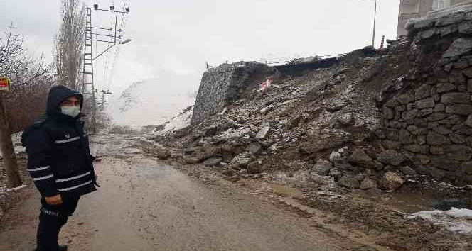 Hakkari'de istinat duvarları çöktü