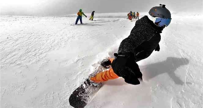 Snowboard tutkunlarından nefes kesen gösteri