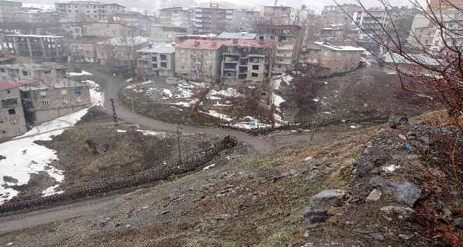Çöken istinat duvarı korkuttu