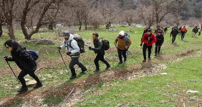 Dağcılardan Derecik'te doğa yürüyüşü