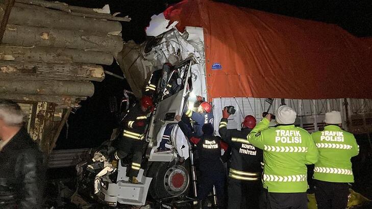 Kamyon, tomruk yüklü kamyona çarptı: 1 ölü, 1 yaralı