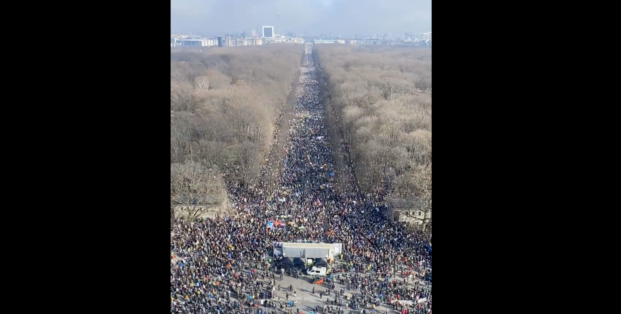 Berlin'de "Savaşa hayır" eylemine 100 binden fazla kişi katıldı