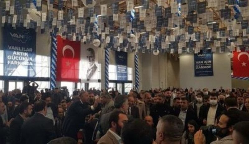 ‘Kürt sorunu yoktur’ diyen Ak Partili Kartal tepki çekince kurulu terk etti