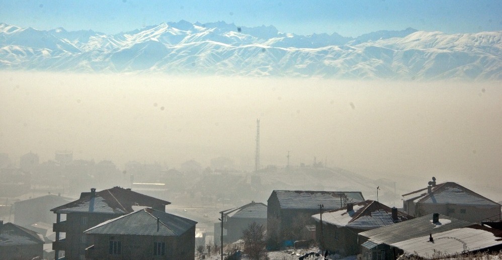 Yüksekova'ya Sis çöktü: Göz gözü görmüyor
