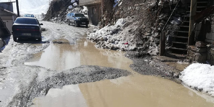 Gazi Mahallesi'nin yolu hendeğe dönüştü