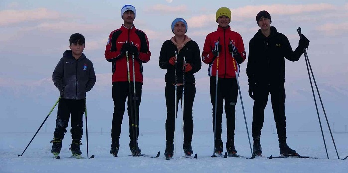 Yüksekovalı kayakçılar şampiyona için ter döküyor