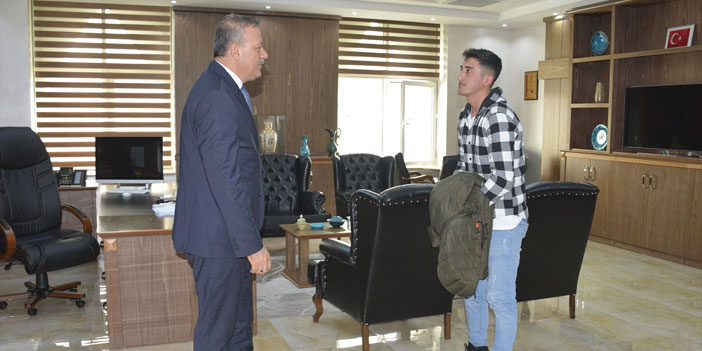 Rektör Hakkari'den giden öğrenciyi kabul etti