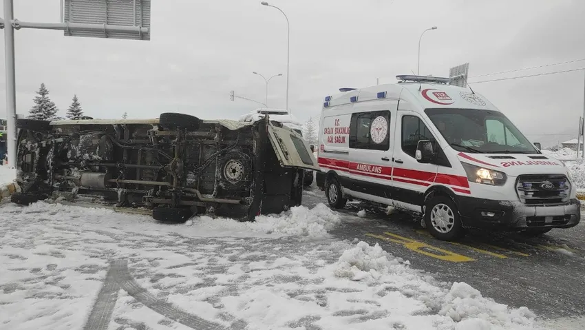 2 işçi servisi çarpıştı: 11 yaralı