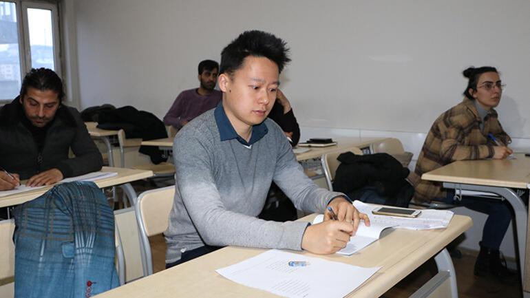 Çinli turist Yüksekova'da Farsça öğreniyor