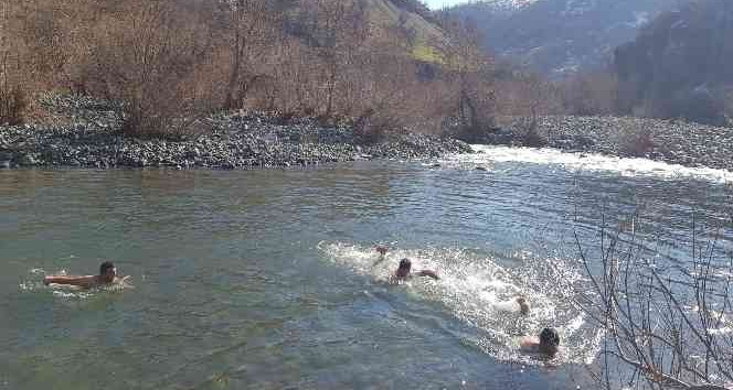 Türkiye kar altındayken Derecikli gençler yüzmenin keyfini çıkarıyor