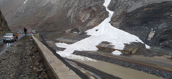 Hakkari'de Düşen çığ böyle görüntülendi