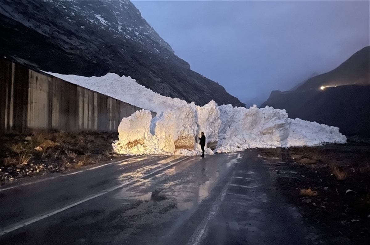Hakkari'de 90 yerleşim biriminin yolu kapandı