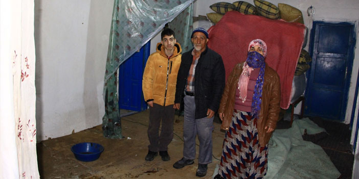 Hakkari'de damı çöken aile yardım eli bekliyor