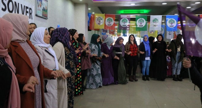 Yüksekova'da kadınlar günü şöleni