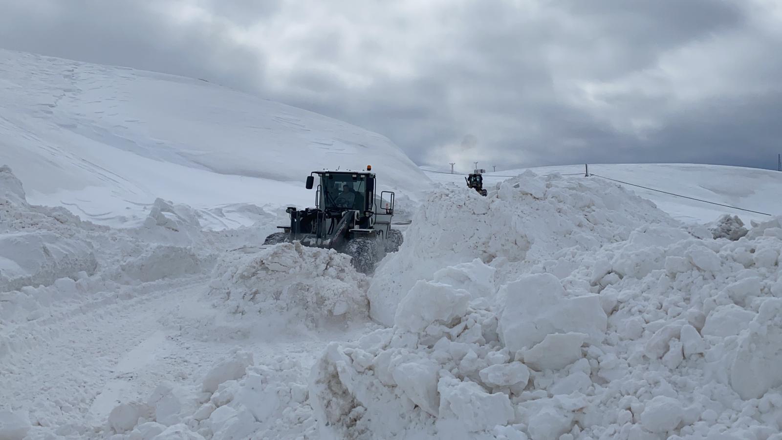 Hakkari'de karla mücadele devam ediyor