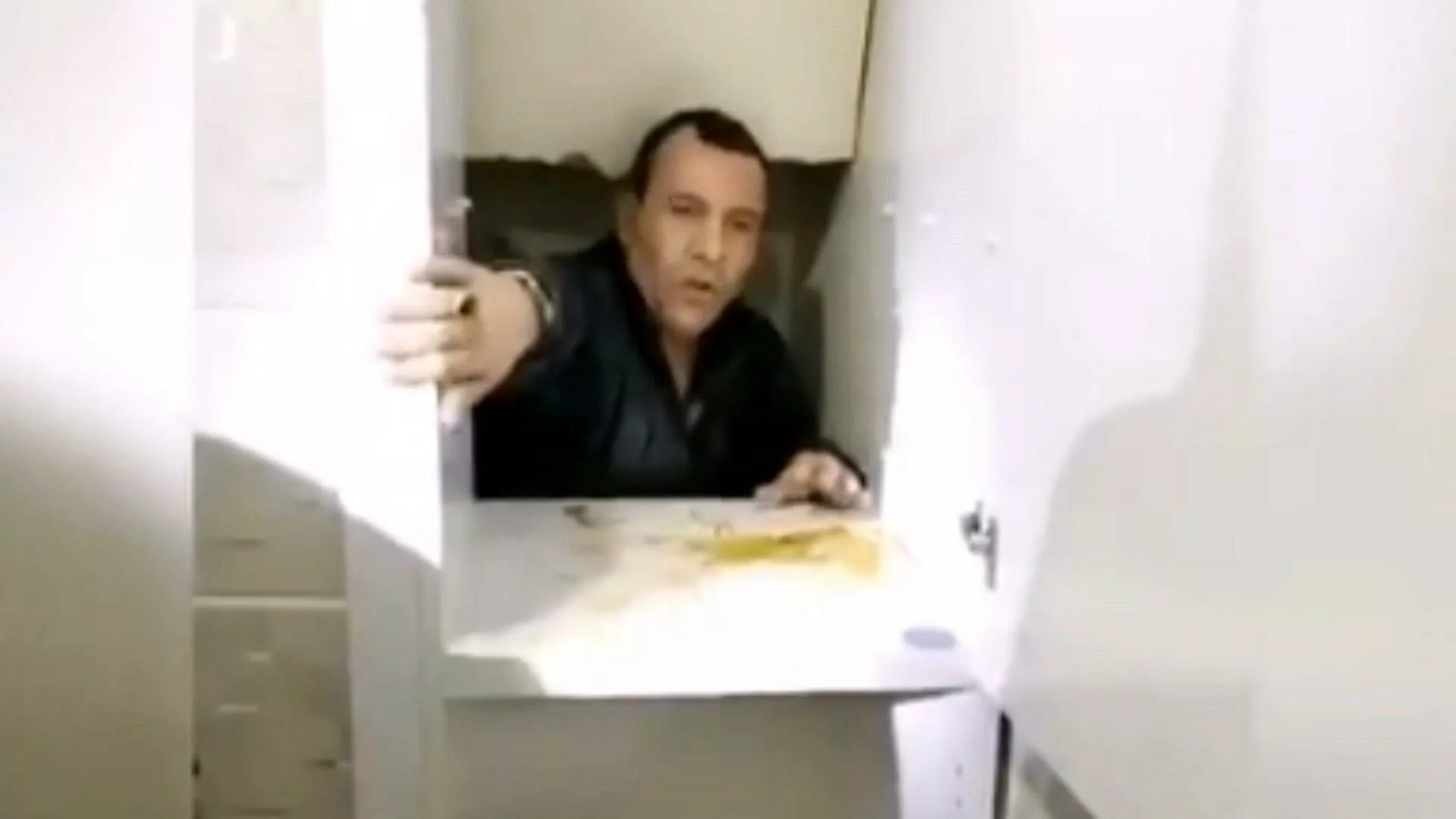 Polisin aradığı zanlı, dolabın arkasındaki gizli bölmede yakalandı