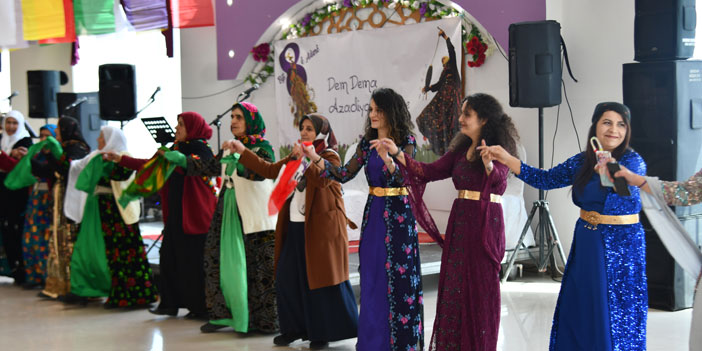 Hakkari'de kadınların 8 Mart halayı