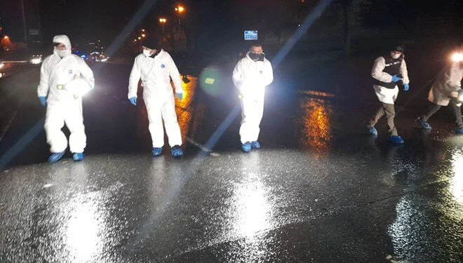 Köprüden atlayan kişinin üzerinden 5 araç geçti