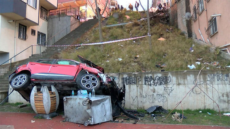 Otomobil çocuk parkına düştü