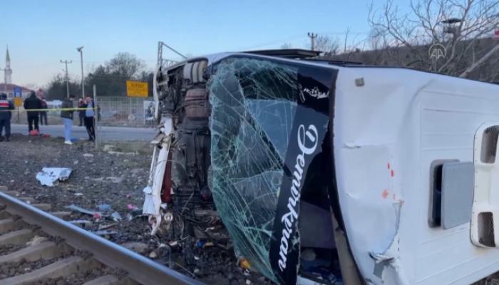 Yük treni işçi servisine çarptı: 27 yaralı