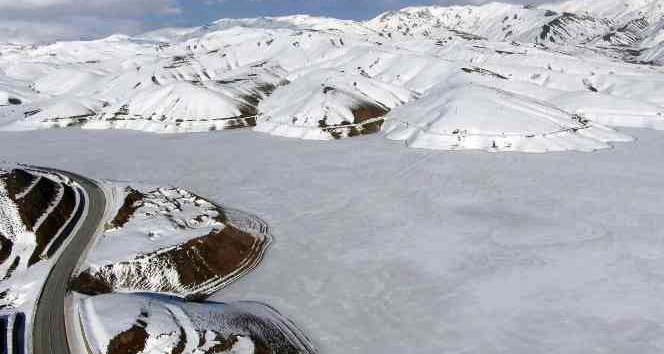 Dilimli Barajı'nın buzları çözülmedi
