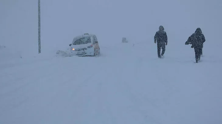 Hakkari'de kar kış: 181 köy yolu kapalı