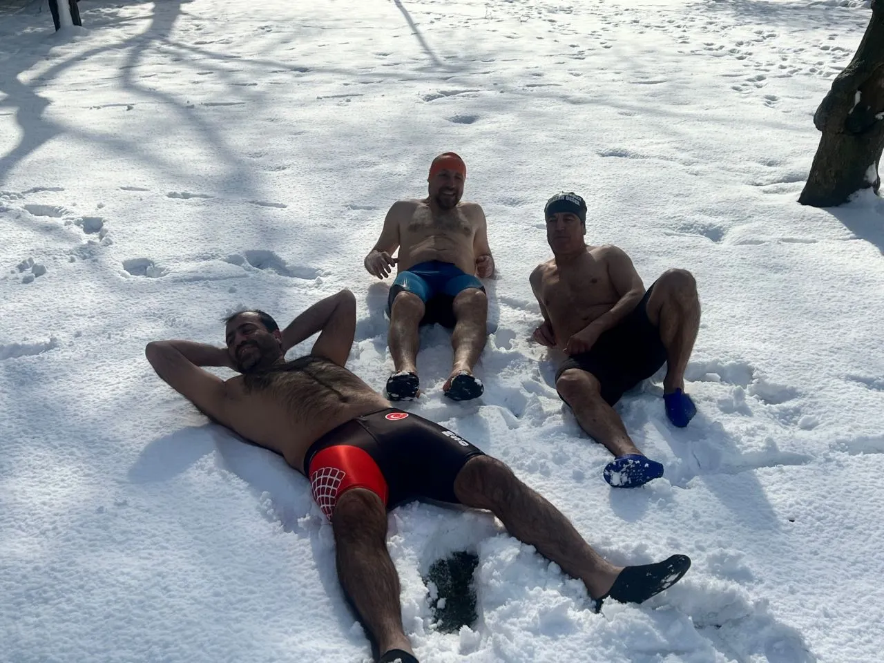 Kar banyosu yapıp Boğaz'a atladılar