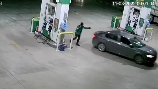 Aracının deposunu doldurup kaçtı