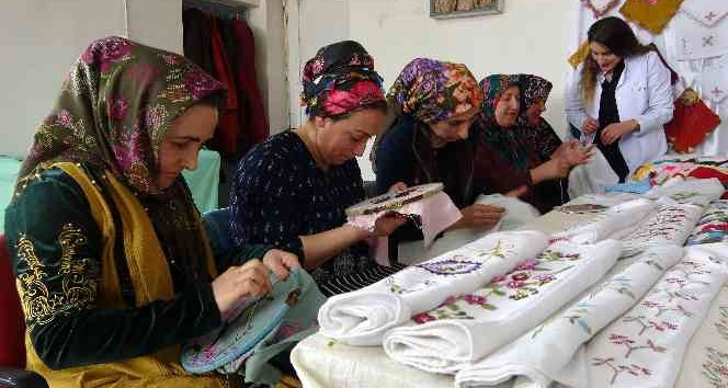 Köyünde açtığı kursla çeyizlik ürünler üretiyor