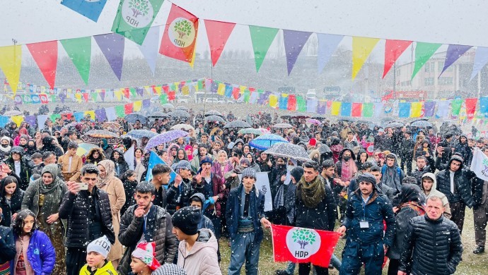 Şemdinli'de Newroz coşku ile kutlandı