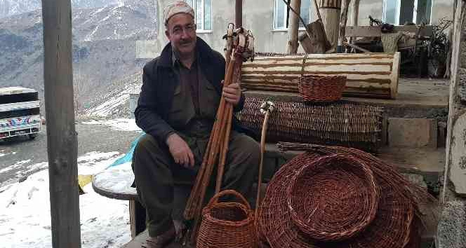 Derecikli Dayan dede mesleğini sürdürüyor