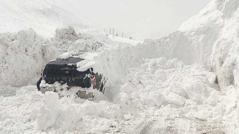 Yüksekova'da seyir halindeki kamyonetin üzerine çığ düştü